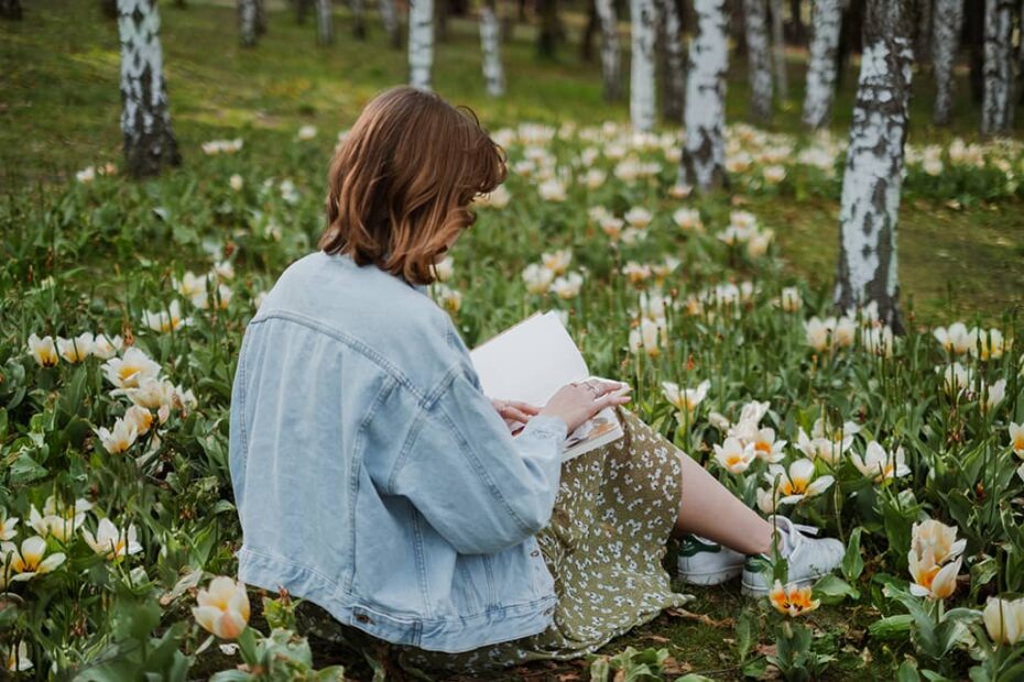 Digital Garden - Femme entrepreneure au milieu d'un jardin, en train de feuilleter un livre